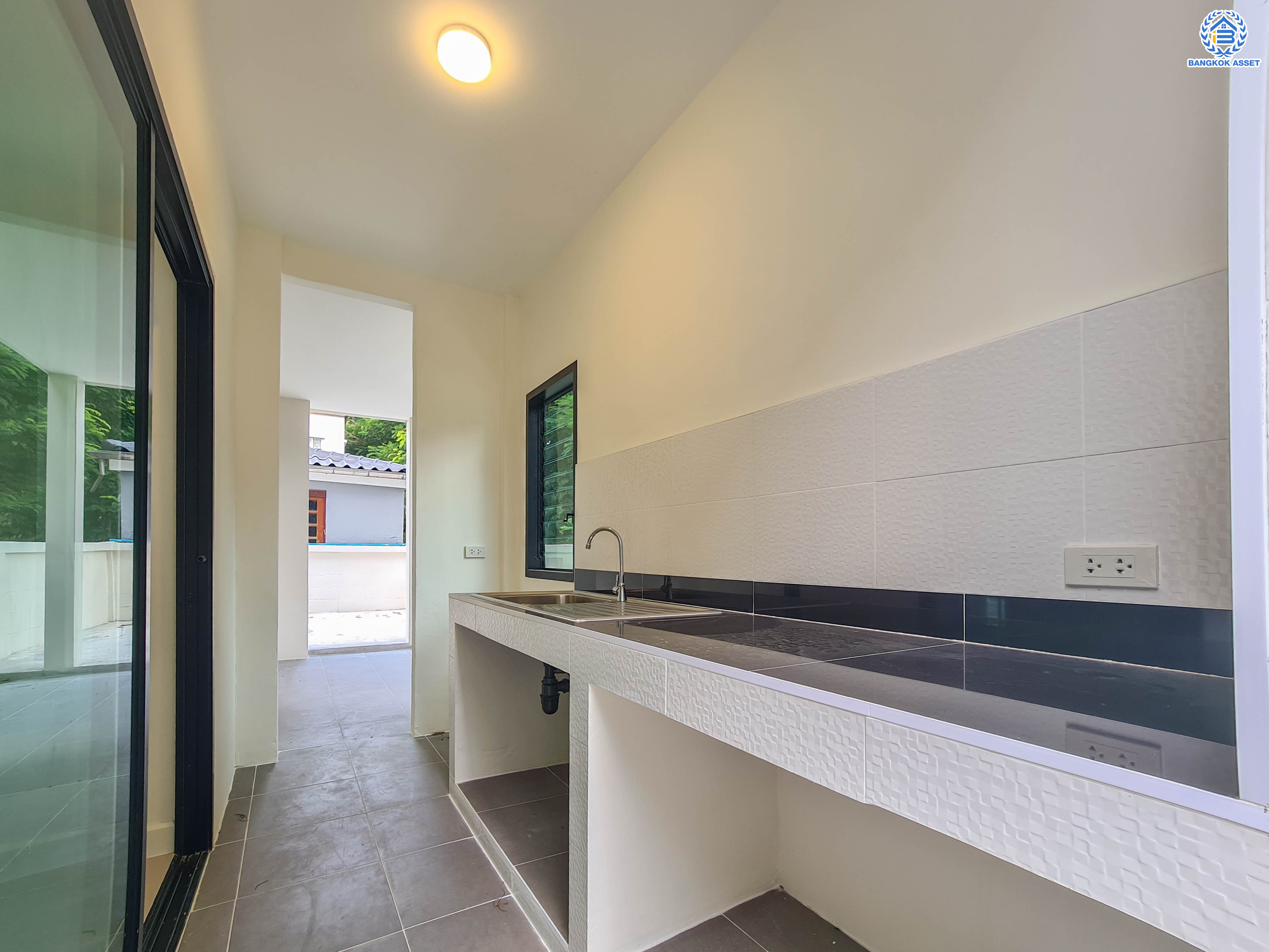 บ้านมือสองตกแต่งใหม่ แบรนด์ LH โครงการ ชัยพฤกษ์ บางบัวทอง หลังใหญ่ เนื้อที่ 55.2 ตร.ว. ฟังก์ชัน 3 ห้องนอน 3 ห้องน้ำ 1 ห้องอเนกประสงค์ พร้อม Facilities ครบครัน บนทำเลเดินทางสะดวก ติดถนนบางกรวย-ไทรน้อย ใกล้เซ็นทรัลเวสต์เกต และรถไฟฟ้าสายสีม่วง "สถานีบางพลู"